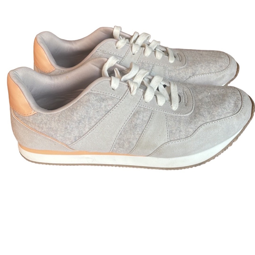 Women’s 8.5 Old Navy Sneakers. Worn once! Like new condition. Gray/white/tan.